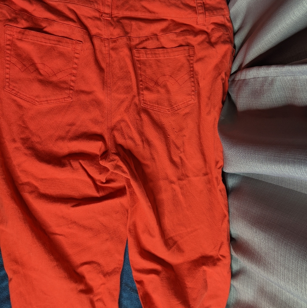 Red capris